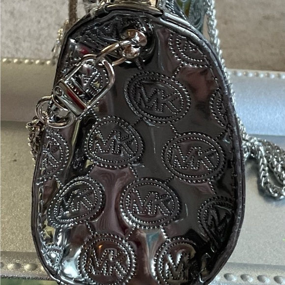 💗MICHAEL KORS💗 SILVER CROSSBODY PURSE - Picture 6 of 10